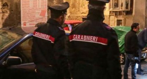 Mentre litigano, la madre cade dalle scale e muore. La figlia si getta dal balcone