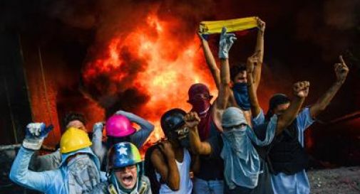 Caos in Venezuela, molotov contro la Corte Suprema