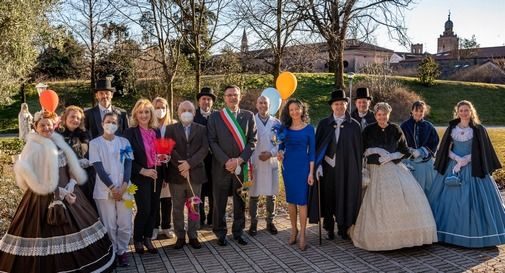 Sindaco Stefano Marcon, l'associazione Rosa Antico e il personale della casa di riposo Sartor