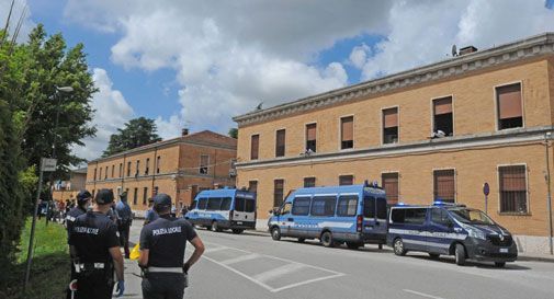 Polizia all'ex caserma Serena