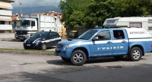 Spuntano cavi elettrici da trolley vicino cassonetti: allarme bomba