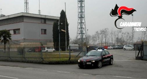 Scoperti in casa a rubare, spintoni e minacce col cacciavite al proprietario