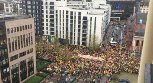 Catalogna, 45mila in corteo a Bruxelles cantano l’inno nazionale
