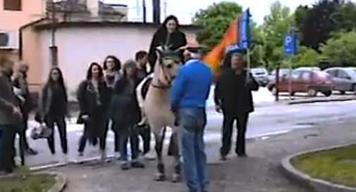 La sindaca leghista entra in municipio a cavallo e con la bandiera dell'autonomia (Video)