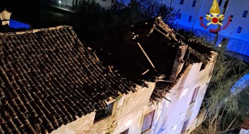 Paura nella notte in città per il crollo di un edificio 