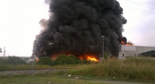 A fuoco fabbrica di riciclo rifiuti, nube visibile a numerosi chilometri