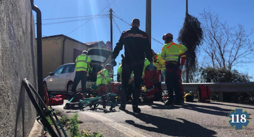 Si schianta con la bici contro l'auto, arriva l'elicottero: è in gravi condizioni