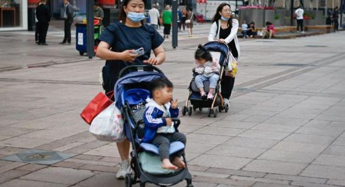Cina, cala la natalità: Pechino autorizza fino a 3 figli per coppia