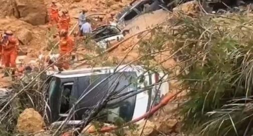 Autostrada crolla, 24 morti in Cina 