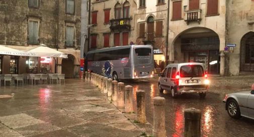 Corriera si incastra a Serravalle, traffico bloccato