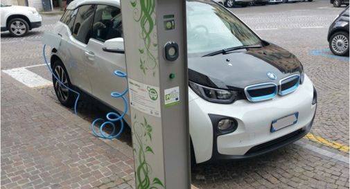 Due nuove colonnine per la ricarica gratuita della auto elettriche