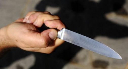 A quasi sette anni va a scuola con un coltello da cucina