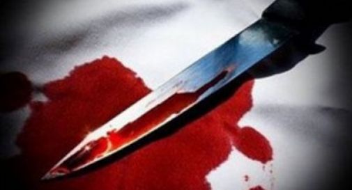 Tenta il suicidio con coltello da cucina, salvata