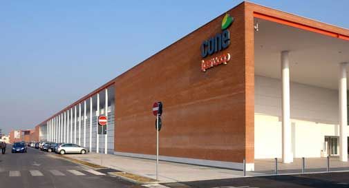 Paura al centro commerciale Conè, 14enne colpito da un malore e soccorso dall'elicottero