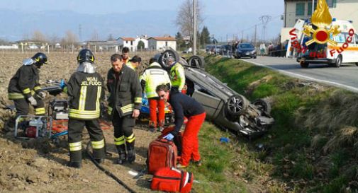 Esce di strada e vola nel fosso, grave 34enne