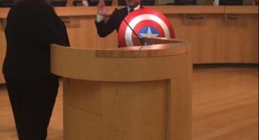 In aula come Capitan America, ecco il politico supereroe