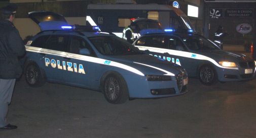 Ubriaco, senza patente, assicurazione e revisione scappa alla polizia