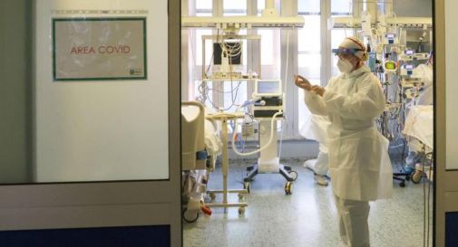 Covid, record di contagi in Italia. Omicron infetterà mezza Europa