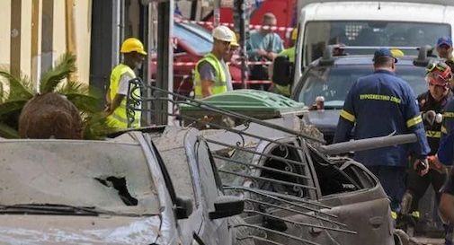 Esplosione ad Atene, sei persone disperse sotto le macerie: quattro sono turisti