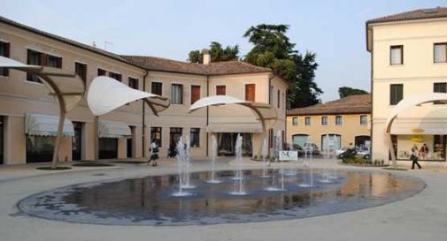 Vandali in piazza D’Annunzio: scritte ovunque