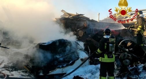 Autodemolizione a fuoco a Treviso, colonna di fumo nero a Fiera