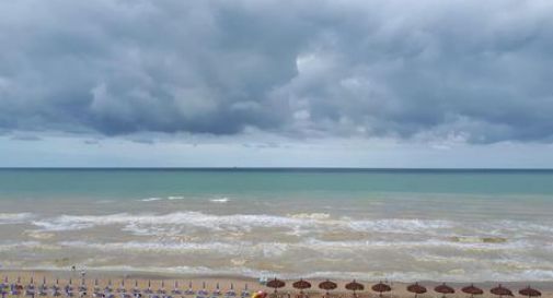 Turista salva un bambino che stava annegando in mare, poi muore