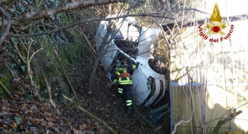 Cade nel dirupo e precipita per metri con l'auto