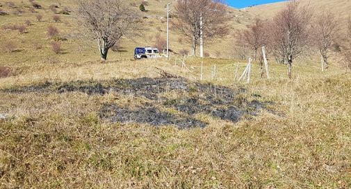 Valdobbiadene, rogo sul prato di malga Domion