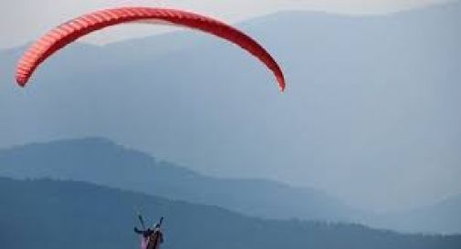 Borso, parapendio precipita e rimane sospeso su un albero