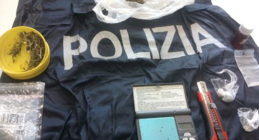 Polizia perquisisce casa per droga, trova boccette sospette: «È acqua santa»  