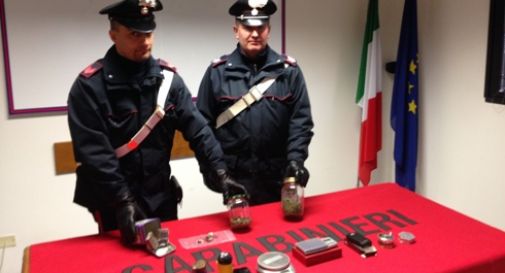 Viavai di clienti, vicini chiamano i carabinieri: arrestato per droga