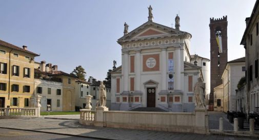 Importuna i fedeli davantri al Duomo di Castelfranco