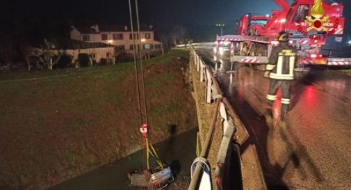 Auto nel canale, tre morti