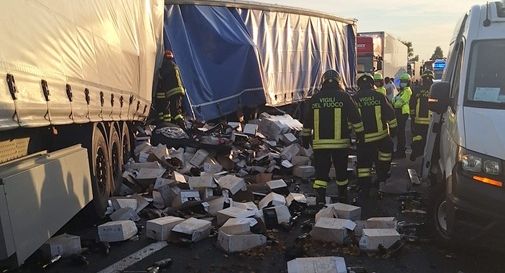 Maxi scontro tra mezzi pesanti sull'autostrada A4 nei pressi del ponte 