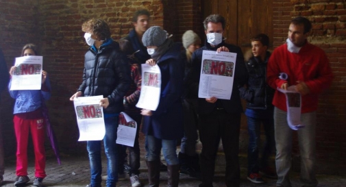 Flash mob contro la cartiera alla commemorazione del 4 Novembre