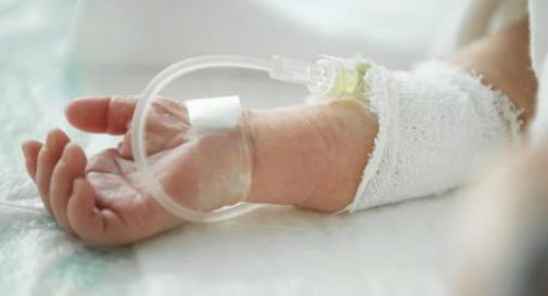 Bimbo di quattro mesi in coma in ospedale, indagine per scuotimento 