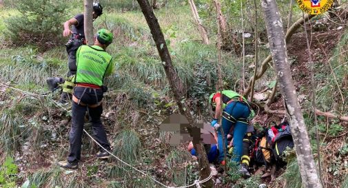 Cade per 25 metri, escursionista soccorso