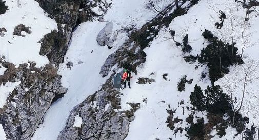 Scivola sulla neve ghiacciata e si ferma sul bordo di un salto