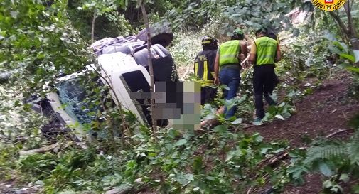 Esce di strada con il camion che si ribalta in una zona boschiva 