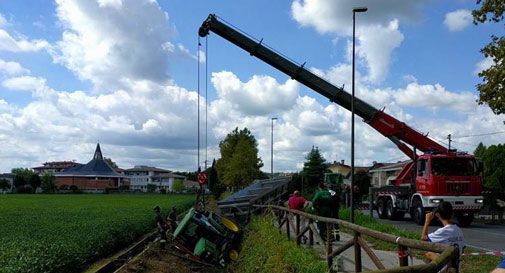 Colle Umberto: scoppia la gomma, trattore finisce nel fossato