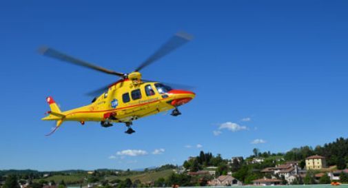 Cade con la bici lungo il sentiero, soccorso dall'elicottero del Suem