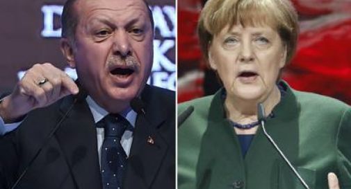 Erdogan attacca Merkel, Berlino: 