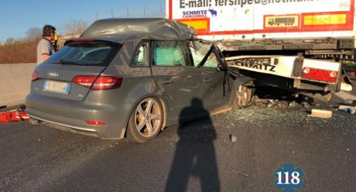 Due schianti tremendi in 4A, un'auto spappolata sotto il tir