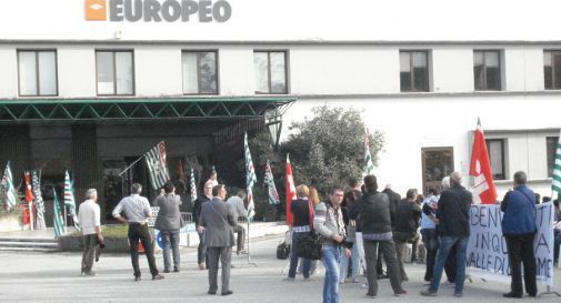 manifestazione di fronte all'ex mobilificio Europeo