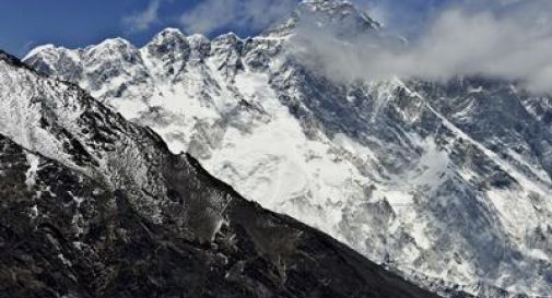 Tragedia sull'Everest: morti 3 alpinisti, uno è disperso