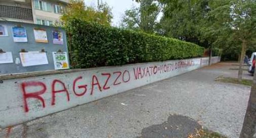 No vax imbrattano scuole, sindacati e Agenzia Entrate a Vicenza 