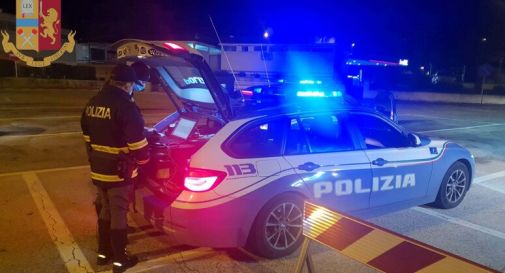 In fuga dalla polizia, l'inseguimento e lo schianto sulle auto in sosta