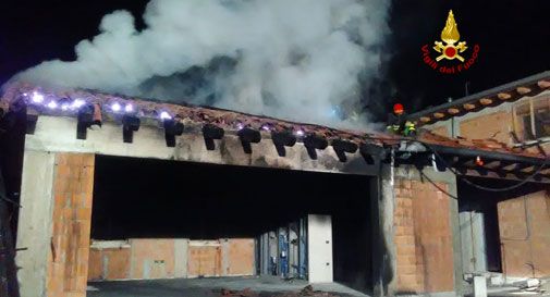 Prende fuoco il tetto della casa che stanno costruendo