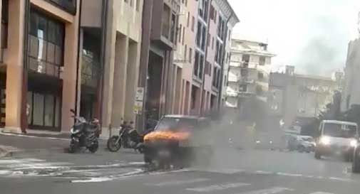 Auto a fuoco in centro a Conegliano