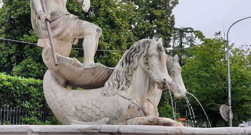 Conegliano, sfregiata la Fontana dei Cavalli